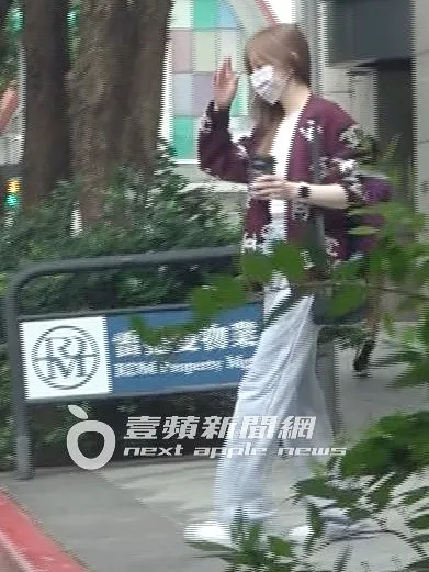 王心凌一身休閒打扮步出，與助理準備搭乘計程車。特勤中心攝