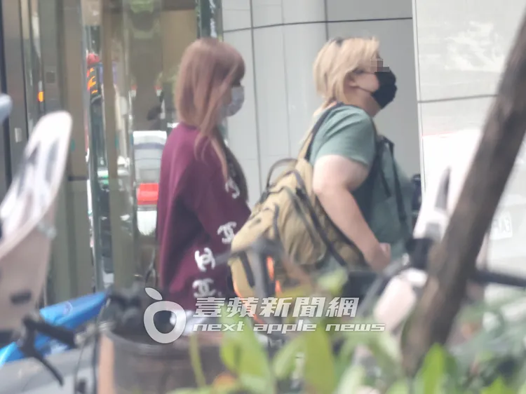 王心凌（左）身穿香奈兒外套，和助理去健身房運動噴香汗。特勤中心攝