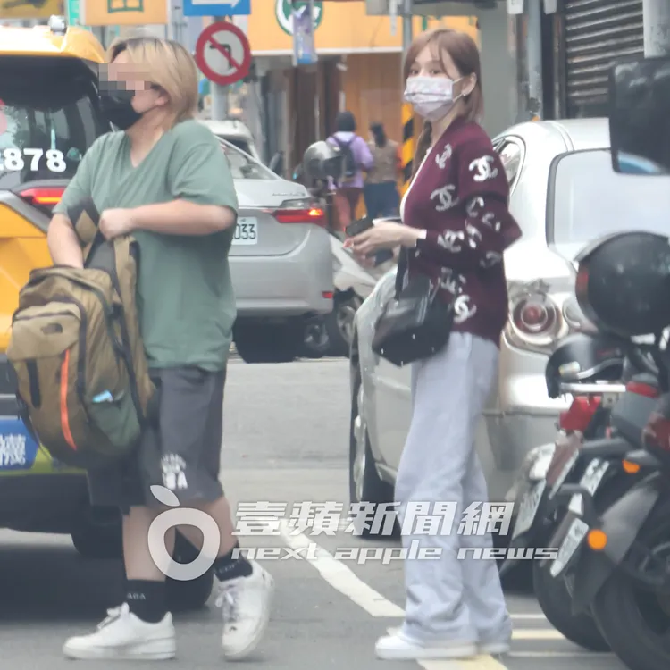 王心凌（右）身穿香奈兒外套下車，和助理準備過馬路去舞蹈教室練舞。特勤中心攝