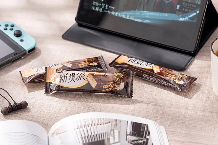 新貴派推出全新產品「威化棒濃厚花生牛奶」可隨時方便補充所需能量。宏亞食品提供