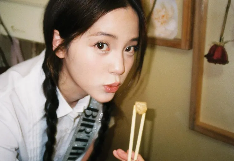 歐陽娜娜自己曬出慶生照，有著優美的下顎線和尖下巴。翻攝歐陽娜娜IG