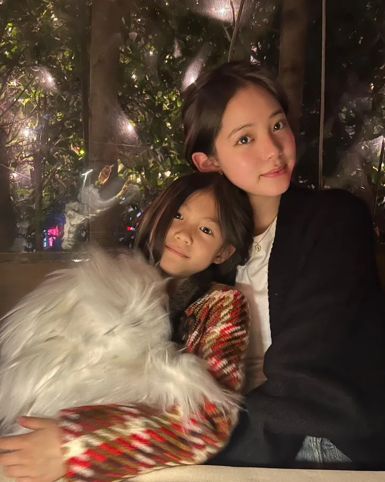 歐陽娜娜（右）和陳冠希女兒很麻吉。翻攝陳冠希IG