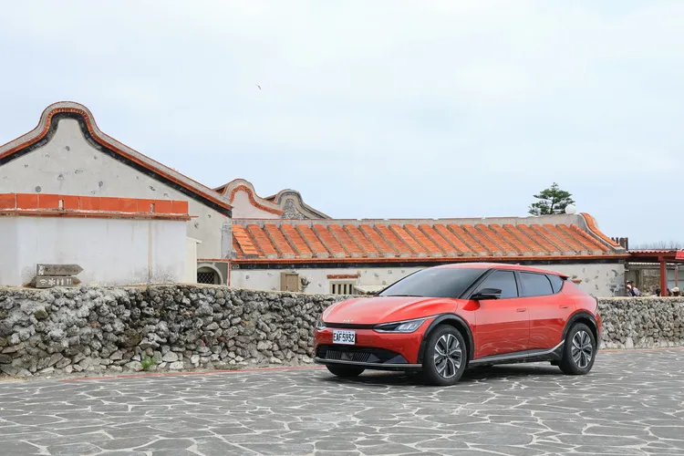 Kia品牌代表作純電智慧跨界休旅EV6，上市至今累計領牌已突破1000台。業者提供