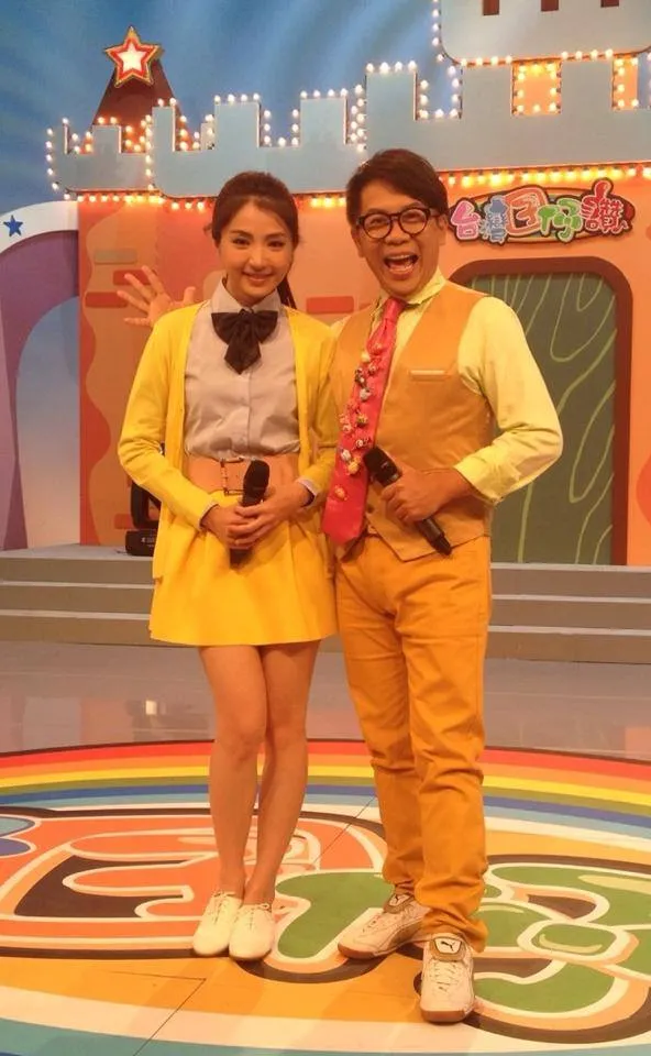 許傑輝「空氣手」與美女來賓合影。翻攝自許傑輝臉書