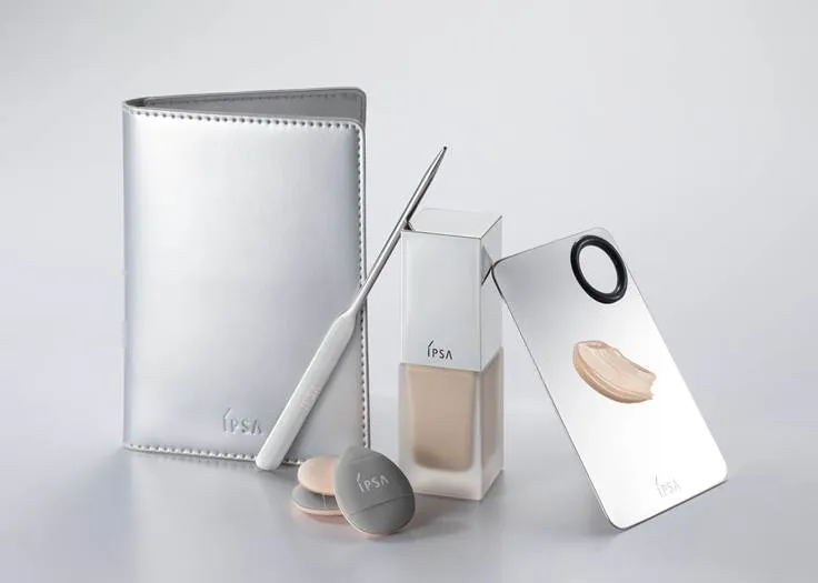 流金粉底皮套工具組，包含IPSA銀色皮套、手指粉撲、粉底刮棒以及粉底調色盤。品牌提供
