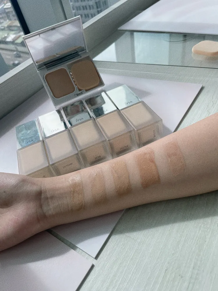 輕裸水光粉底液共有冷白、象牙白、象牙、健康小麥色、粉潤亮白色5色號。張家玲攝