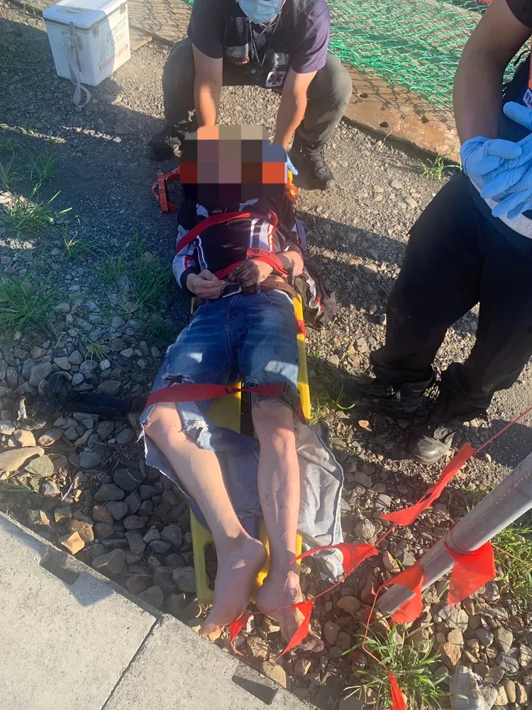 釣客左側肢體嚴重燒燙傷，送醫時已無知覺。警方提供