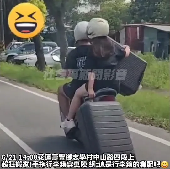 一名妹子坐在機車後座上，一手抱著行李箱、另一手直接拖著行李箱在路上跑。翻攝《社會事新聞影音》