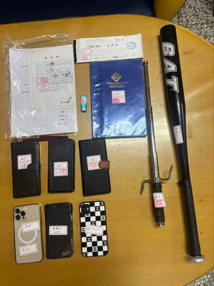 警方兵分多路逮捕7人到案，起出球棒等證物。讀者提供