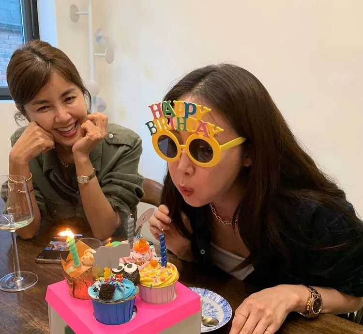 崔智友（右）帶著壽星眼鏡，在辛愛羅等人的祝福下吹蠟燭。翻攝崔智友IG