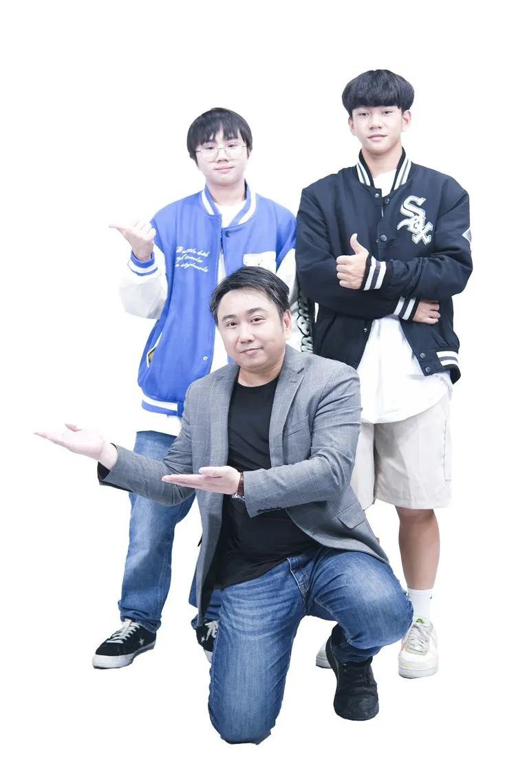 小小彬（左）18歲高中畢業了，跟老爸及弟弟拍公益短片彬彬正記提供