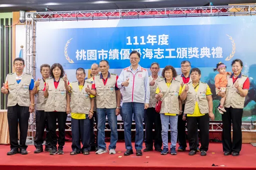 張善政表揚績優淨海志工 共同守護桃園海洋環境