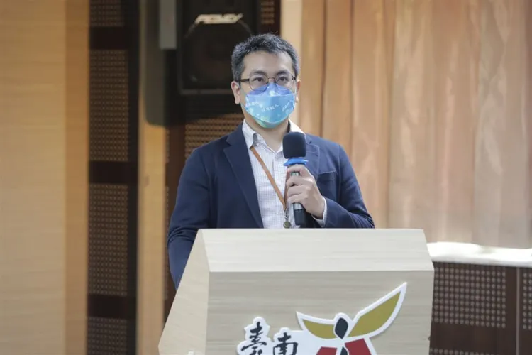 前台南市政府副發言人易俊宏曾遭爆性騷8未成年人，卻轉任民進黨台南市議員林依婷助理，事件爆開後易俊宏已向林依婷請辭。中央社