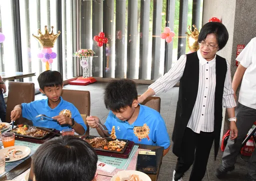 彰化平和國小曲棍球赴美4連霸 為國爭光!王惠美與小將共進午餐