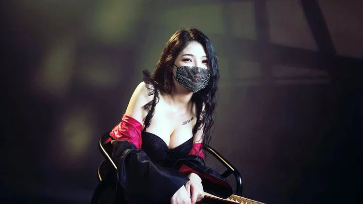 李雨禧平日應工作要求，穿著上會較為性感，不代表男性可隨意亂摸。翻攝自李雨禧IG