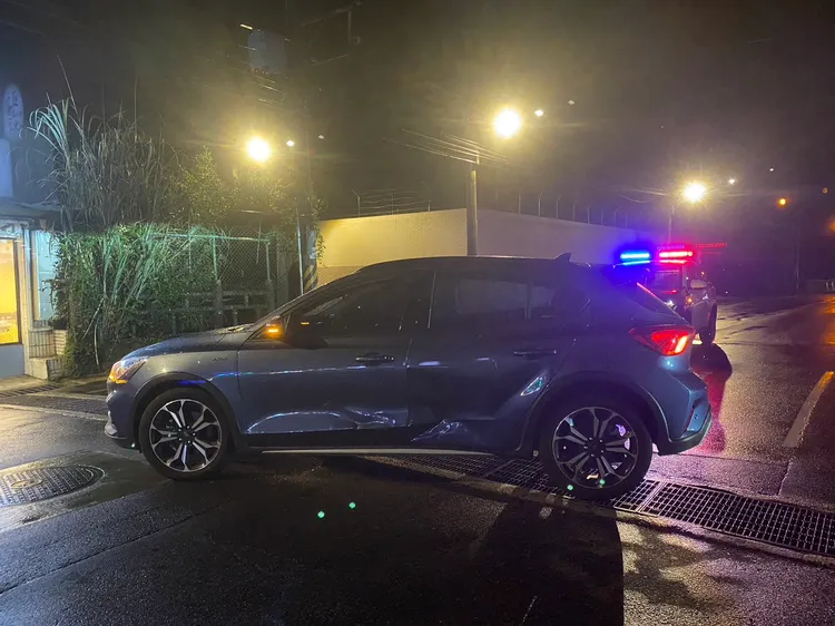 休旅車側門遭撞。翻攝畫面