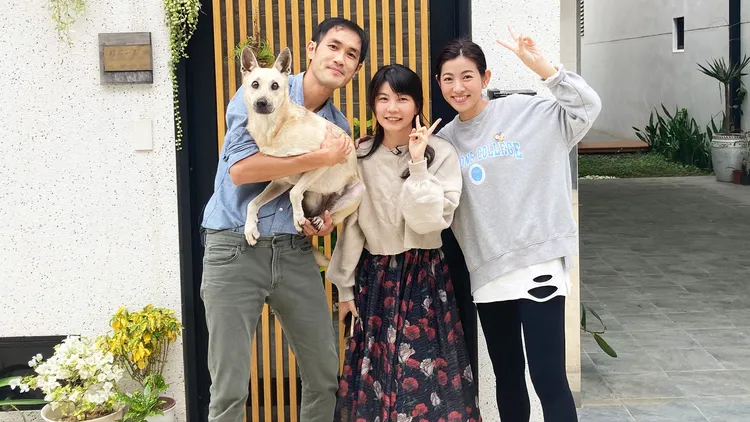 米可白拜訪澎湖吉貝島上唯一的醫師呂昭言（左）和太太李盈葦（中）。公視提供