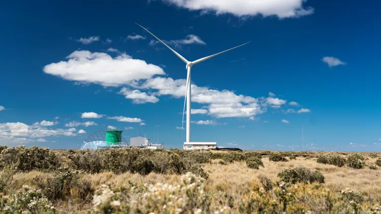 在沙漠地區或智利南部有著最高密度的太陽能和風能，能源可藉由儲存地透過 eFuel 運輸到應用地。原廠照片
