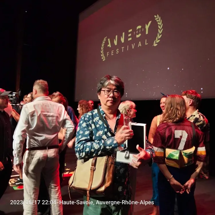 導演王登鈺開心領獎。高雄市電影館提供