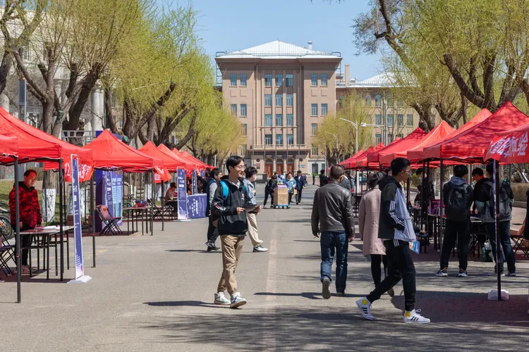 中國多地大學都大幅增加學費，圖為哈爾濱工業大學校園。新華社
