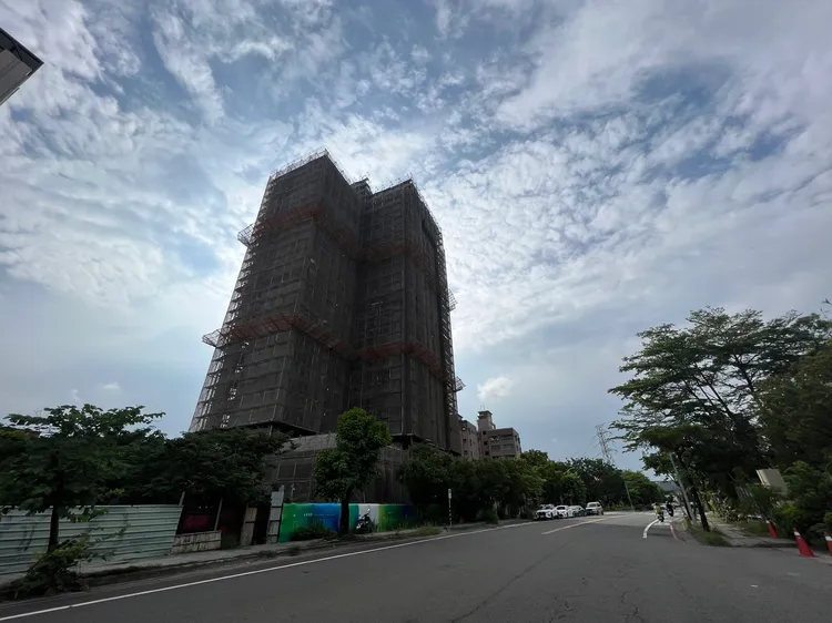 「三發橋」坪數規劃43-52坪屬2-4房住宅，為三發集團在該重劃區第6場個案，具備永久校園景觀。葉家銘攝