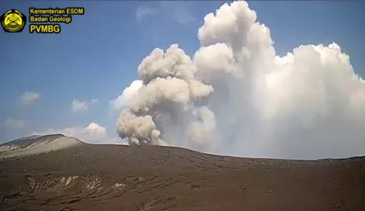 1小時爆發兩次!印尼喀拉喀托之子火山濃煙衝3公里高