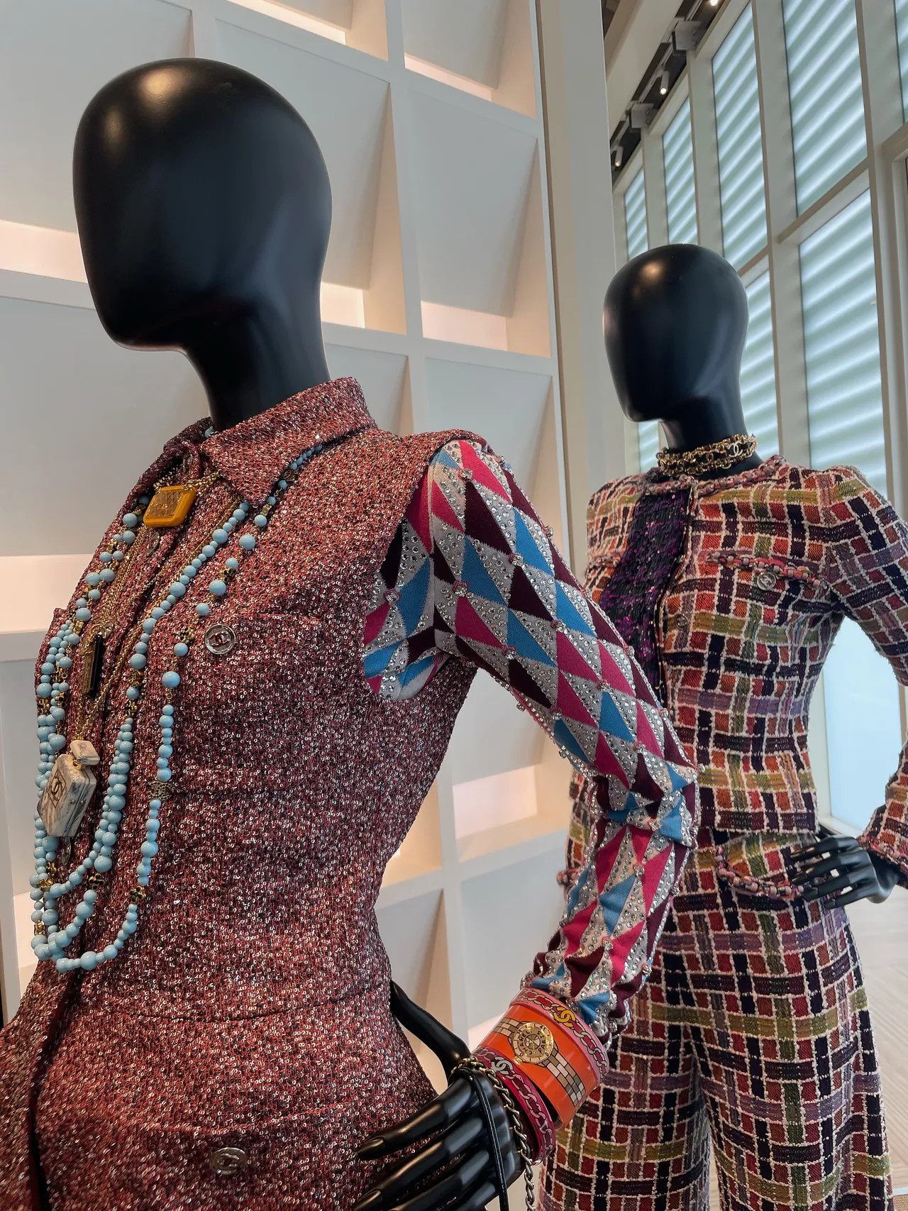 右側的斜紋軟呢外套,使用逾2萬個金屬光亮片刺繡打造而成。張家玲攝