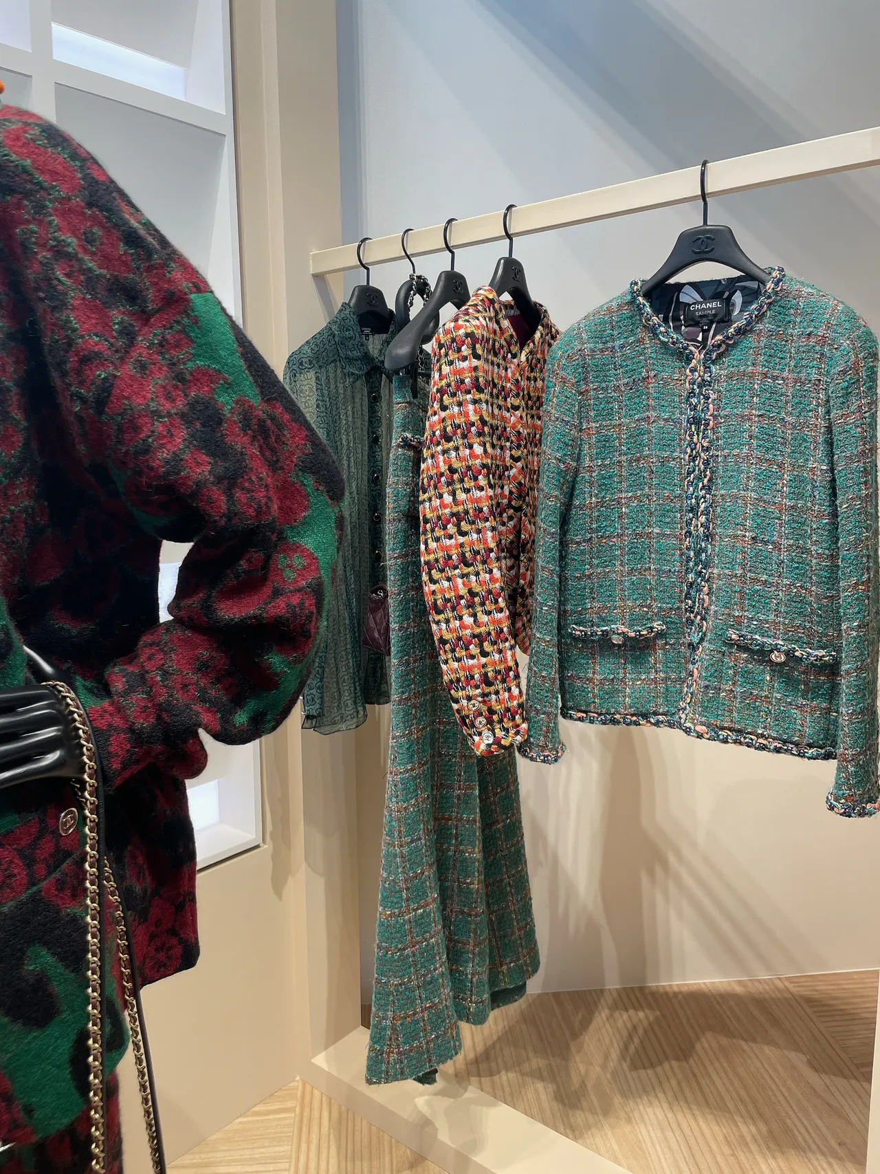 綠色是香奈兒2022/23 Métiers d’art工坊系列的重點色彩。張家玲攝