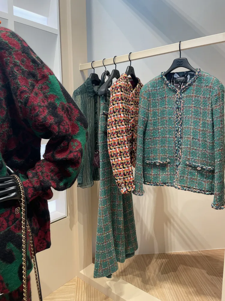 綠色是香奈兒2022/23 Métiers d’art工坊系列的重點色彩。張家玲攝