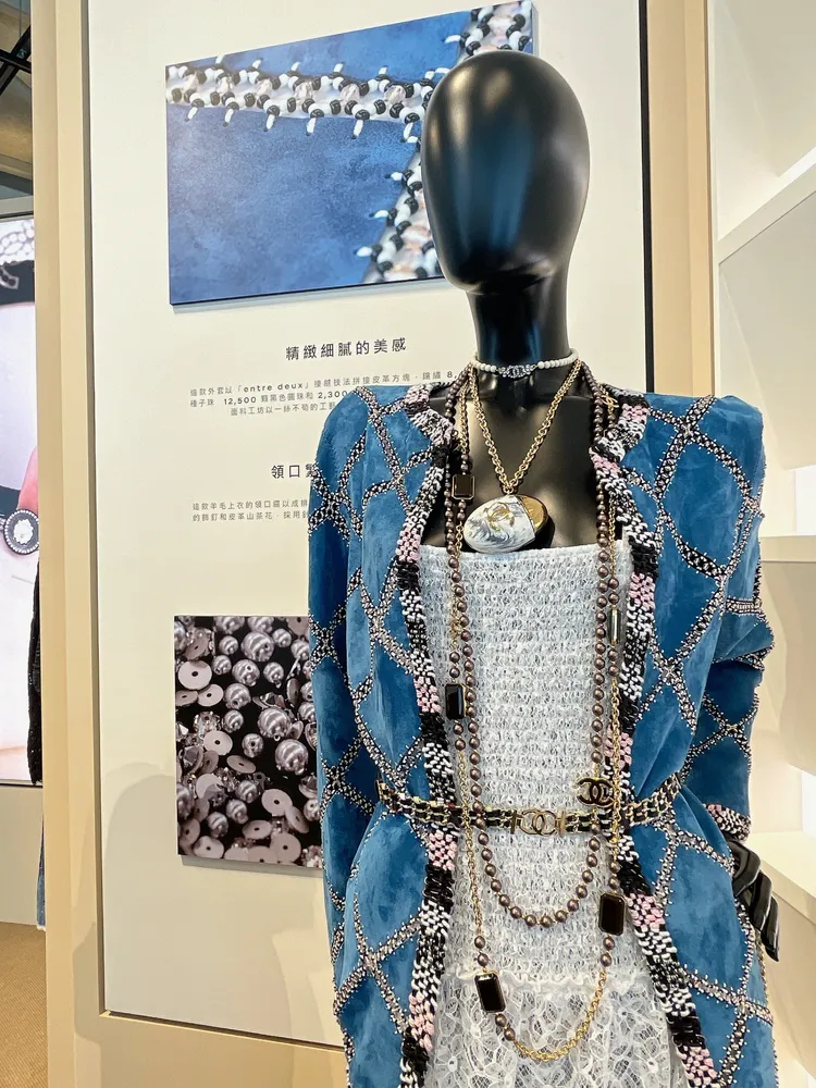 此外套以entre deux接縫技法拼接皮革方塊，鑲繡8400白色顆種子珠、1萬2500顆黑色圓珠和2300顆淺粉色玻璃圓珠。張家玲攝