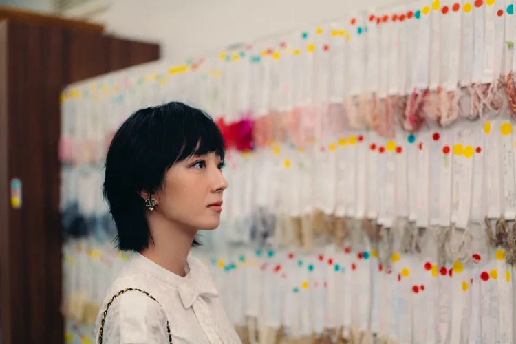 桂綸鎂早先受邀參訪品牌的Lesage工坊，恰好見證了2022/23工坊系列1件斜紋軟呢外套的製程。品牌提供