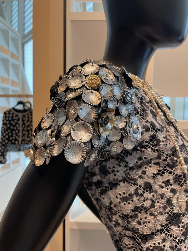 複雜排列的珠寶鈕扣，工藝相當精湛。張家玲攝