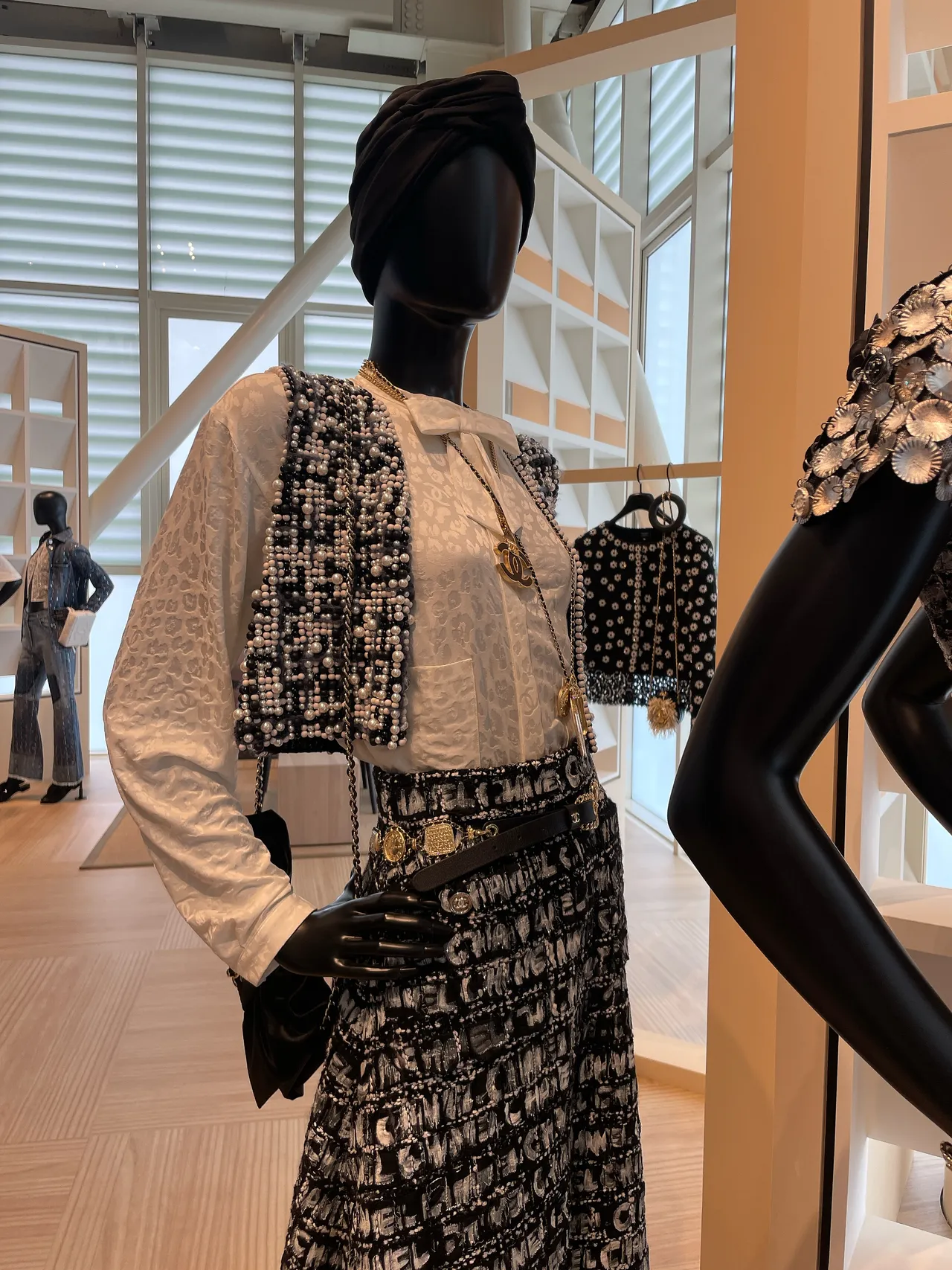 系列將西非民俗透過工坊工藝呈現,有許多由珠飾點綴、編織而成的作品。張家玲攝