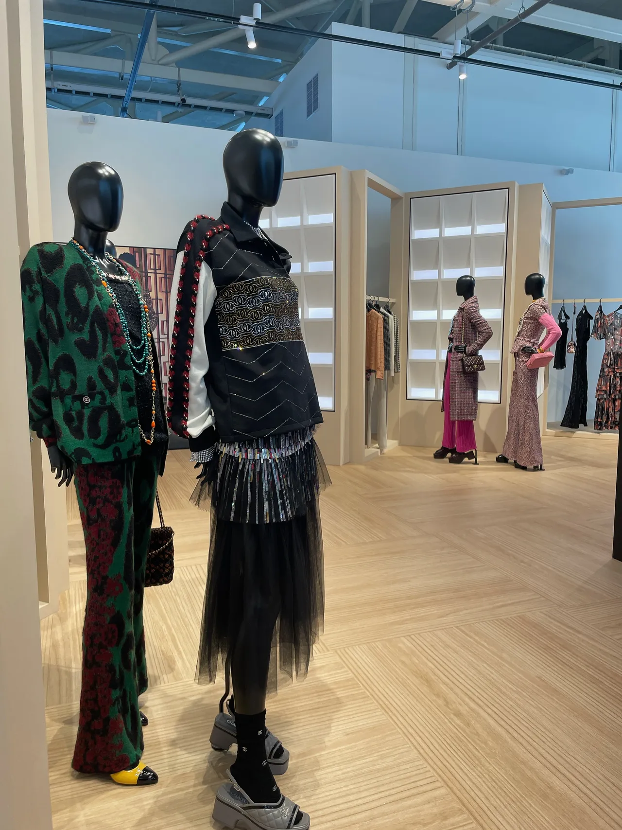 緊身喇叭褲、厚底鞋傳遞了1970年代的流行文化。張家玲攝