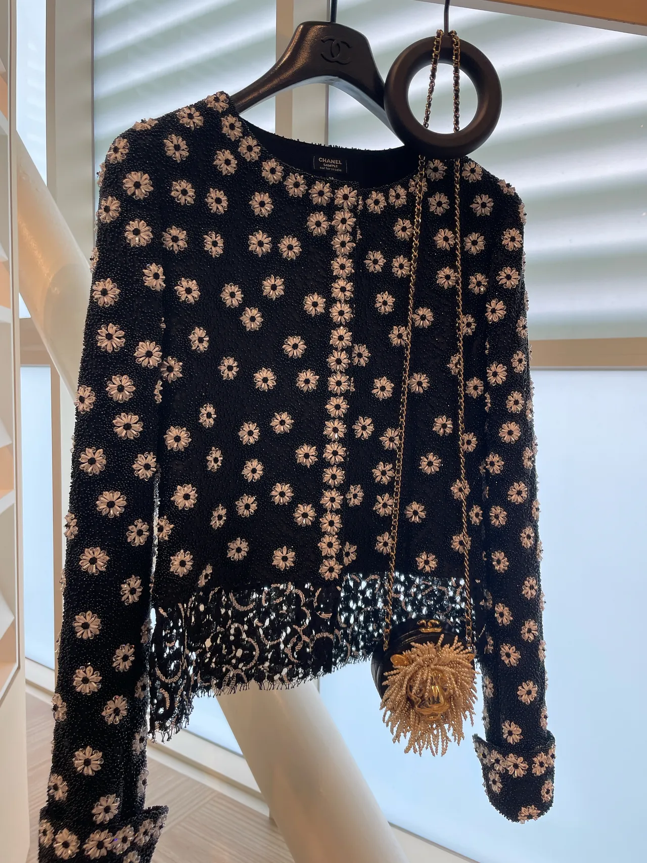 這件外套以6萬顆黑色珠珠打底,花費近990小時才打造而成。張家玲攝