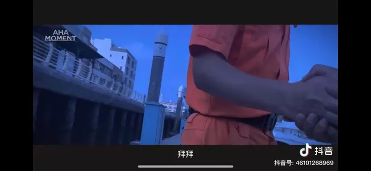 中國籍人士和自稱是副所長的男子握手感謝。翻攝自抖音號46101268969