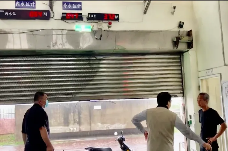 台南市長黃偉哲稍早突襲視察喜樹抽水站，瞭解防汛整備情形。市府提供