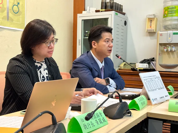 民眾黨立委邱臣遠（右）與民進黨立委陳培瑜（左）。潘袁詩羽攝