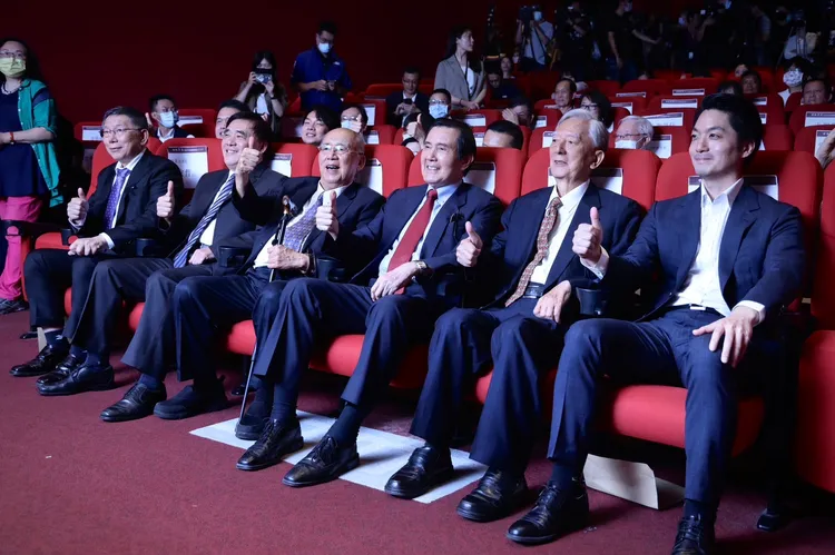 台北市現任及歷任6位市長相偕亮相。林林攝