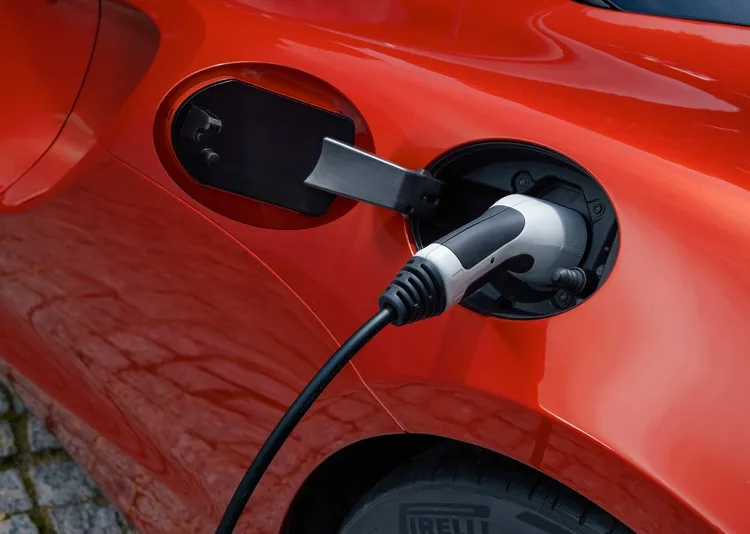 Artura所搭載的7.4kWh鋰電池組滿電可提供約30公里的純電續航里程，原廠標榜可在2.5小時充滿80%電力。原廠照片