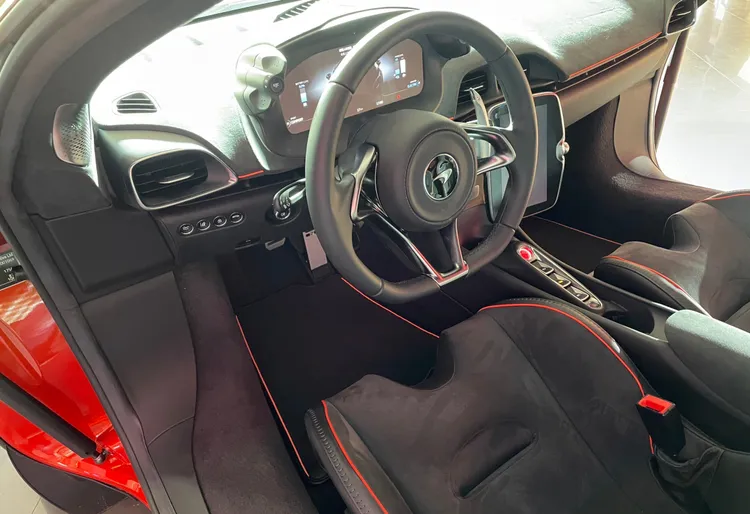 在大面積麂皮包覆的戰鬥化車艙中，Artura也配置了資訊辨識清晰的液晶儀表，並且透過中央直立8吋多媒體顯示幕、按鍵式檔位切換介面營造科技氛圍。林浩昇攝