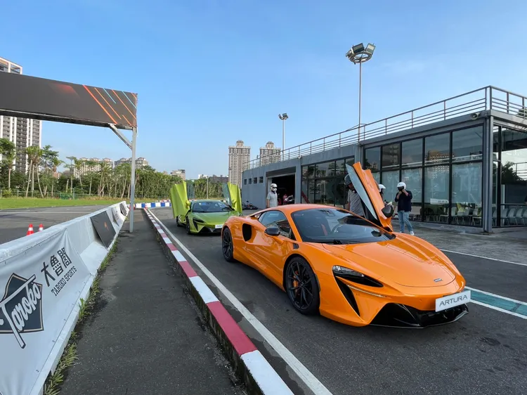 大魯閣卡丁車場PIT區，備有兩輛供體驗的McLaren Artura。林浩昇攝