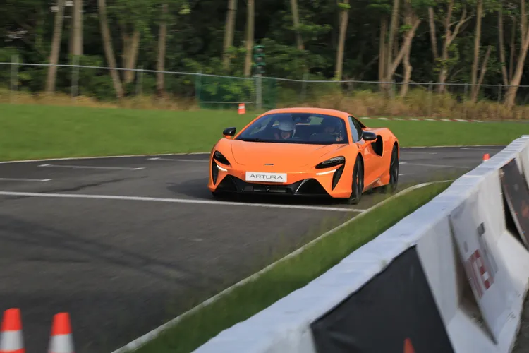 Artura在純電模式下，電動馬達雖然本身僅有95匹馬力，但踏下油門透過瞬間到高峰的22.9kgm扭力，推動不到1.4噸的車身仍舊顯得輕快滑順。林浩昇攝