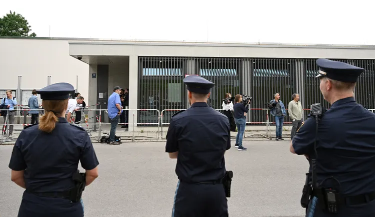 審理史塔德勒的法院外有警方及媒體。路透社