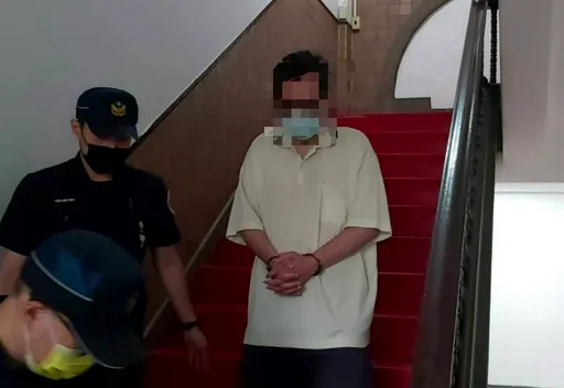 逆子弒母電鋸分屍！提屍塊「邊走邊滴血」塞社區垃圾壓縮機　騙檢警：我殺豬