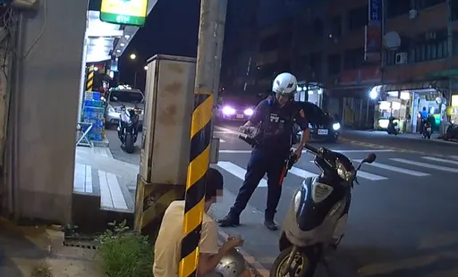 一邊騎車一邊玩電擊棒　騎士遭警方攔下查獲毒品針筒