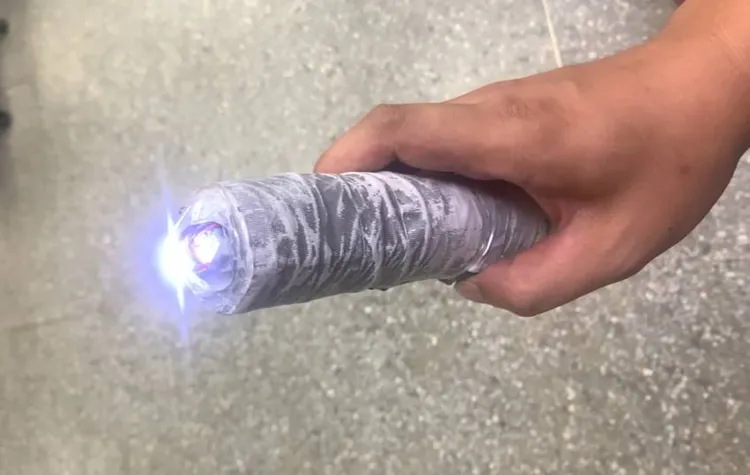 男子自製電擊棒。大園警分局提供