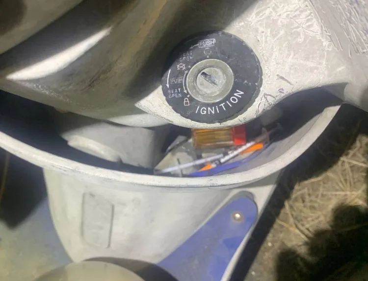 警員在機車置物箱內發現注射針筒。大園警分局提供