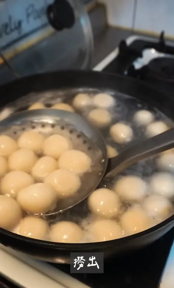 黑糖白玉糰子材料：糯米粉280～300克、嫩豆腐300克、黑糖2大匙。IG @woodywoody315 提供