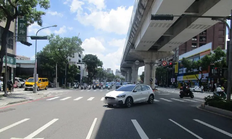 劉女肇事後停在路口等待警方處理。民眾提供